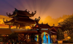 Ba Vàng tỏa sáng dưới bầu trời đêm